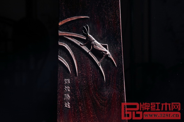 《大明雅韻》系列代表作《輝煌騰達(dá)休閑椅》上的雕刻栩栩如生