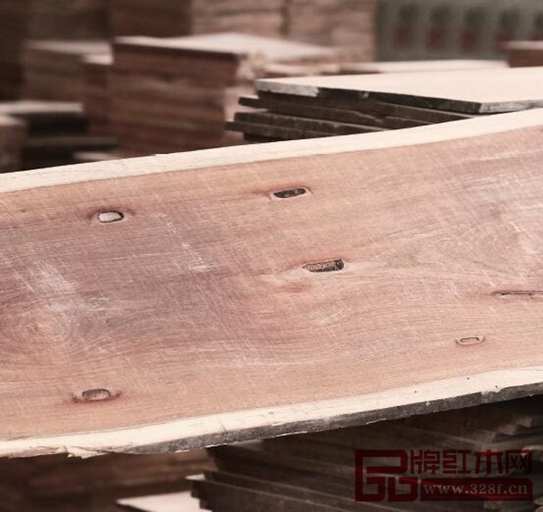 國壽紅木開料堅持無蟲眼、無白邊、無補丁的“三無標準”,像圖中蟲洞的木板是直接不能使用的 國壽紅木開料堅持無蟲眼、無白邊、無補丁的“三無標準”,像圖中蟲洞的木板是直接不能使用的
