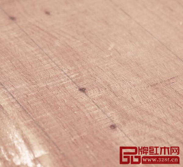 有黑點的地方工人在開料時會有意切除,保證后續(xù)工作的完整性 有黑點的地方工人在開料時會有意切除,保證后續(xù)工作的完整性