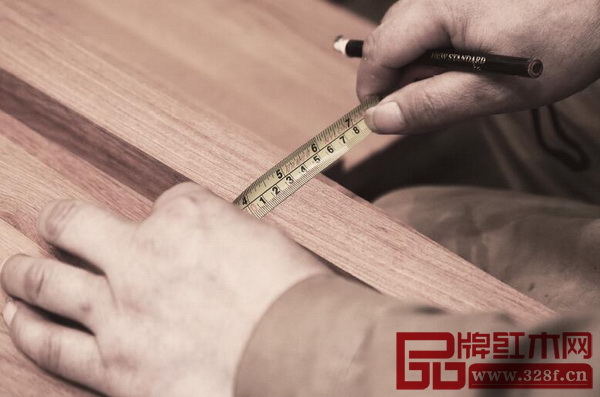 木工車間的工人檢查木料是否達標,檢測不合格的原料將被返回開料車間 木工車間的工人檢查木料是否達標,檢測不合格的原料將被返回開料車間