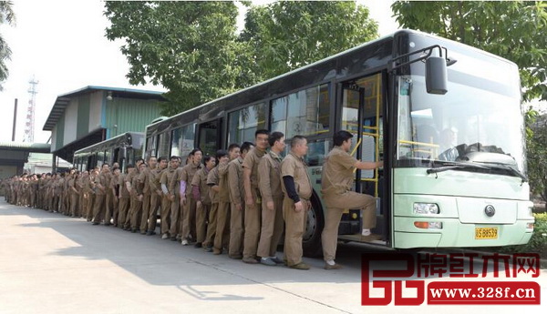 國壽紅木設有專車每天接送工人往返工廠與宿舍之間,每一個國壽工人都井然有序 國壽紅木設有專車每天接送工人往返工廠與宿舍之間,每一個國壽工人都井然有序