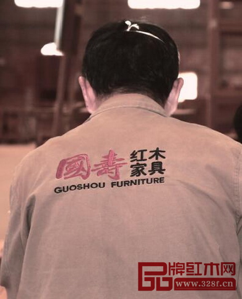 每個匠人身上都背負著做好每一件“國壽紅木家具”的使命 每個匠人身上都背負著做好每一件“國壽紅木家具”的使命