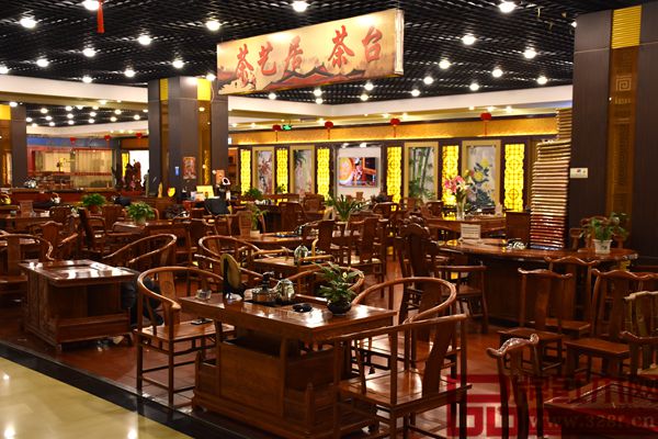 中唐紅木城茶臺(tái)展區(qū)產(chǎn)品琳瑯滿目 中唐紅木城茶臺(tái)展區(qū)產(chǎn)品琳瑯滿目