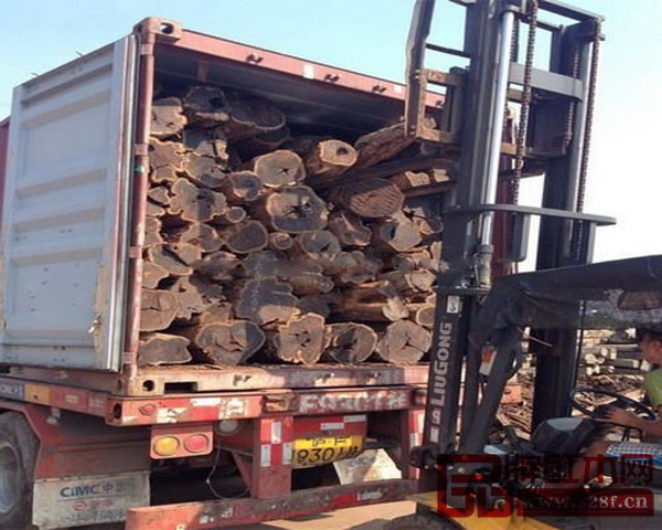 正在運(yùn)輸中的紅木原材 正在運(yùn)輸中的紅木原材