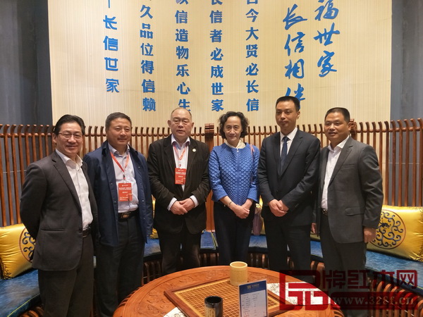 中國家具協(xié)會副理事長兼秘書長張冰冰(右三)等領(lǐng)導(dǎo)走訪中信紅木并與聯(lián)藝術(shù)紅木家具專委會主席團主席、東陽中信紅木董事長李忠信(右一)合影留念 中國家具協(xié)會副理事長兼秘書長張冰冰(右三)等領(lǐng)導(dǎo)走訪中信紅木并與聯(lián)藝術(shù)紅木家具專委會主席團主席、東陽中信紅木董事長李忠信(右一)合影留念