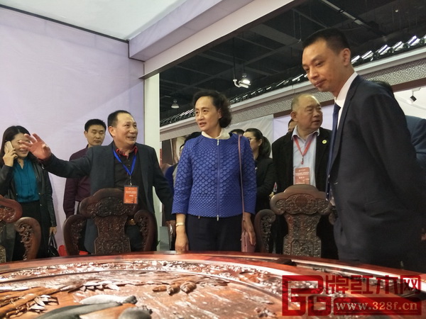 中國家具協(xié)會副理事長兼秘書長張冰冰(左四)、東陽市政府副市長蔣震雷(右一)等領(lǐng)導(dǎo)走訪走訪御乾堂,御乾堂董事長馬海軍(左三)為其一行人進行講解 中國家具協(xié)會副理事長兼秘書長張冰冰(左四)、東陽市政府副市長蔣震雷(右一)等領(lǐng)導(dǎo)走訪走訪御乾堂,御乾堂董事長馬海軍(左三)為其一行人進行講解