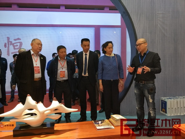 中國家具協(xié)會副理事長兼秘書長張冰冰(右二)、東陽市政府副市長蔣震雷(右三)等領(lǐng)導(dǎo)走訪走訪盧家藝林 中國家具協(xié)會副理事長兼秘書長張冰冰(右二)、東陽市政府副市長蔣震雷(右三)等領(lǐng)導(dǎo)走訪走訪盧家藝林