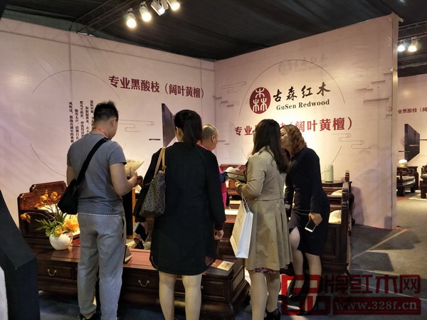 眾多觀展者被古森紅木精品黑酸枝家具吸引，紛紛駐足詢問
