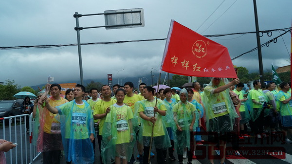 樣樣紅紅木參加橫店馬拉松比賽現(xiàn)場