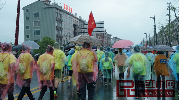 樣樣紅紅木參賽選手奔跑在橫馬賽道上 樣樣紅紅木參賽選手奔跑在橫馬賽道上