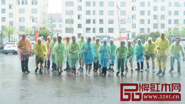 第三屆橫店馬拉松樣樣紅紅木精英雨中合照 第三屆橫店馬拉松樣樣紅紅木精英雨中合照