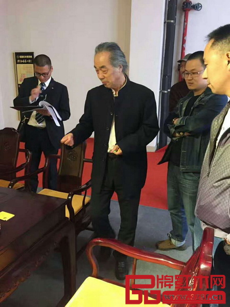 中國(guó)紅木家具文化研究院院長(zhǎng)、著名明式家具學(xué)者濮安國(guó)點(diǎn)評(píng)紅天下原創(chuàng)設(shè)計(jì)產(chǎn)品《東非酸枝清風(fēng)如意茶臺(tái)》