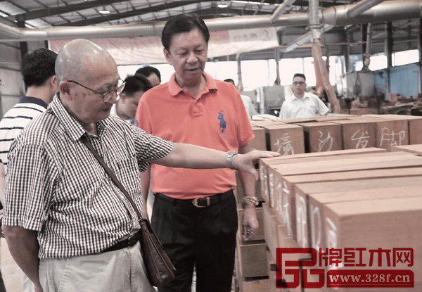 中國高等家具設(shè)計專業(yè)創(chuàng)始人、中南林業(yè)科技大學(xué)博士生導(dǎo)師胡景初走訪國壽紅木工廠 中國高等家具設(shè)計專業(yè)創(chuàng)始人、中南林業(yè)科技大學(xué)博士生導(dǎo)師胡景初走訪國壽紅木工廠