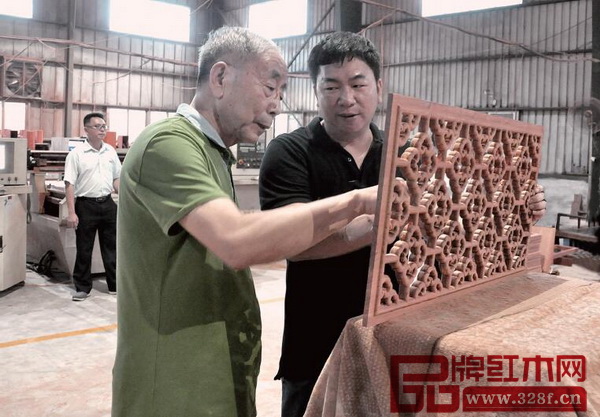 中國技術(shù)紅木家具專家、《紅木家具通用技術(shù)條件》標(biāo)準(zhǔn)主要起草人之一曹新民走訪國壽紅木的工廠并進(jìn)行專業(yè)指點 中國技術(shù)紅木家具專家、《紅木家具通用技術(shù)條件》標(biāo)準(zhǔn)主要起草人之一曹新民走訪國壽紅木的工廠并進(jìn)行專業(yè)指點