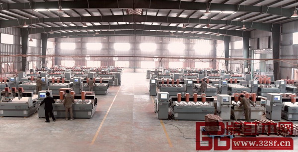 在國壽紅木擁有多達(dá)60臺國內(nèi)規(guī)模最大的精雕機陣列,確保了高效產(chǎn)能 在國壽紅木擁有多達(dá)60臺國內(nèi)規(guī)模最大的精雕機陣列,確保了高效產(chǎn)能