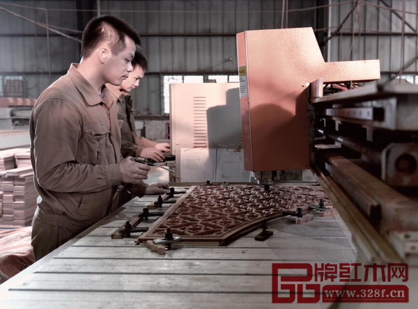 國壽紅木精雕機通過現(xiàn)代技術(shù)讓傳統(tǒng)雕飾更加精密細(xì)膩 國壽紅木精雕機通過現(xiàn)代技術(shù)讓傳統(tǒng)雕飾更加精密細(xì)膩