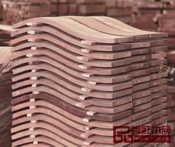 國壽紅木加工好的木材即使是薄的彎料,也會使用隔板,通風(fēng)干燥不易變形 國壽紅木加工好的木材即使是薄的彎料,也會使用隔板,通風(fēng)干燥不易變形