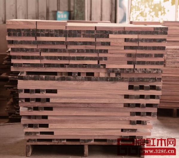 為了防止木料回潮，國壽紅木木材堆放要求不沾地，從原頭注重家具品質(zhì)