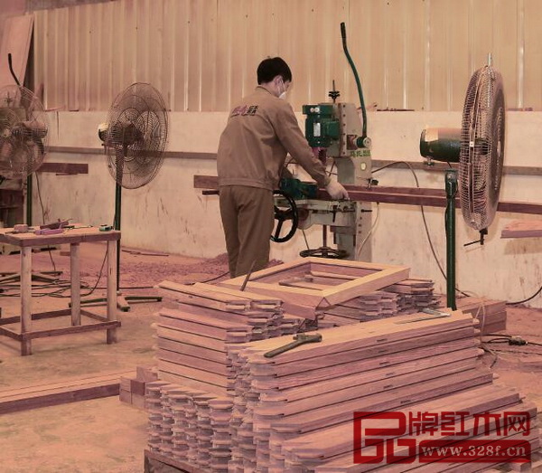 國壽紅木木工車間機加、打孔、槽板每個工序都有獨立的標(biāo)準(zhǔn) 國壽紅木木工車間機加、打孔、槽板每個工序都有獨立的標(biāo)準(zhǔn)