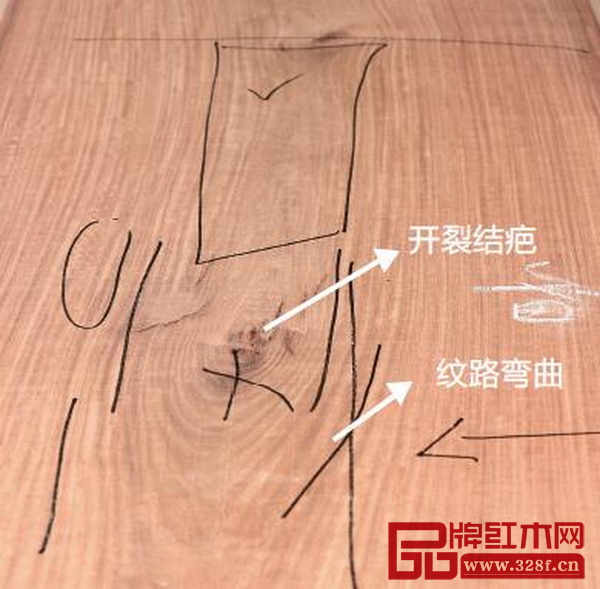國壽紅木工匠在開料之前就能根據(jù)木材的狀況劃好線,完美地避開缺陷,甚至對紋路的要求也十分嚴(yán)格 國壽紅木工匠在開料之前就能根據(jù)木材的狀況劃好線,完美地避開缺陷,甚至對紋路的要求也十分嚴(yán)格