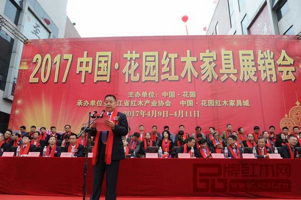 花園村黨委書記、花園集團(tuán)董事長兼總裁邵欽祥在開幕式上致詞 花園村黨委書記、花園集團(tuán)董事長兼總裁邵欽祥在開幕式上致詞