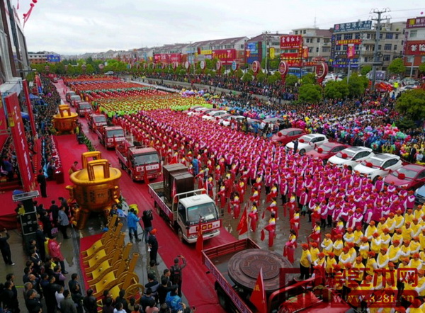 2017花園紅木家具展銷會汽車方陣展示名貴材質(zhì)紅木家具 2017花園紅木家具展銷會汽車方陣展示名貴材質(zhì)紅木家具