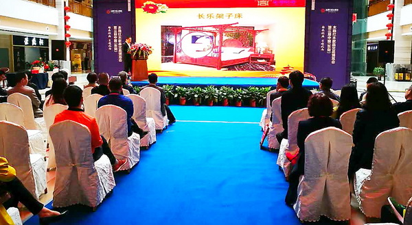 中信紅木營銷總監(jiān)杜總向在場經(jīng)銷商介紹中信紅木品牌實力和招商政策 中信紅木營銷總監(jiān)杜總向在場經(jīng)銷商介紹中信紅木品牌實力和招商政策