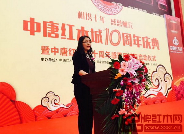 河北省家具協(xié)會(huì)會(huì)長李鳳婕致辭 河北省家具協(xié)會(huì)會(huì)長李鳳婕致辭