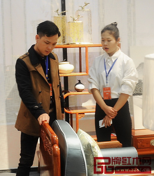 東陽(yáng)紅博會(huì)期間,客戶咨詢產(chǎn)品信息 東陽(yáng)紅博會(huì)期間,客戶咨詢產(chǎn)品信息