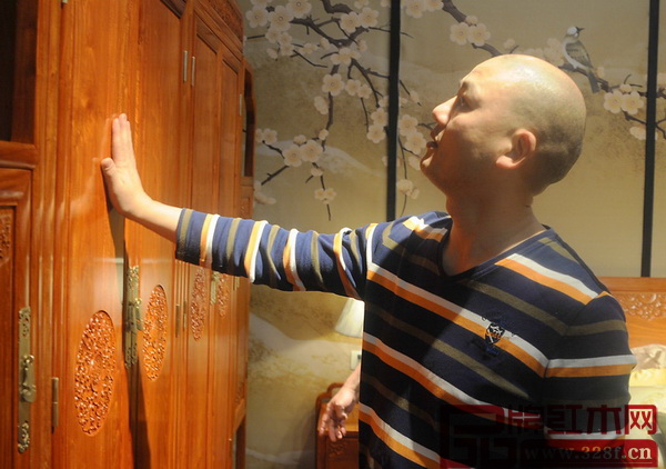 \頂箱柜光滑的面板吸引客戶觀賞 \頂箱柜光滑的面板吸引客戶觀賞