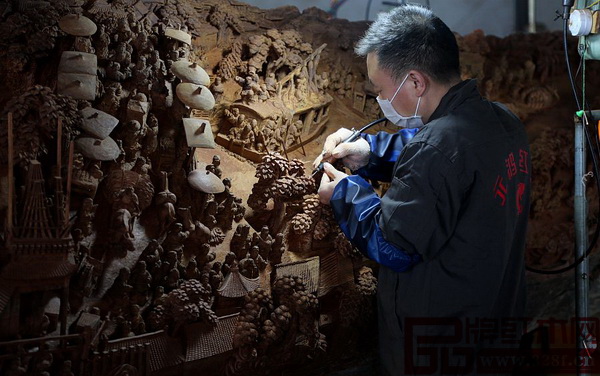 江蘇南通海安工匠正在雕刻《清明上河圖》