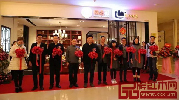 國(guó)壽紅木副總經(jīng)理王耀佳(左五)、佛山順德世外桃源專賣店總經(jīng)理鄧應(yīng)橋(右五)進(jìn)行開業(yè)剪彩儀式 國(guó)壽紅木副總經(jīng)理王耀佳(左五)、佛山順德世外桃源專賣店總經(jīng)理鄧應(yīng)橋(右五)進(jìn)行開業(yè)剪彩儀式