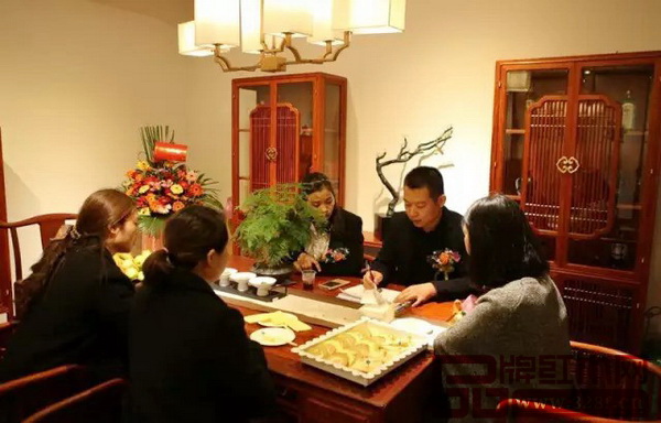 營(yíng)銷經(jīng)理現(xiàn)場(chǎng)為專賣店銷售員培訓(xùn)業(yè)務(wù)知識(shí) 營(yíng)銷經(jīng)理現(xiàn)場(chǎng)為專賣店銷售員培訓(xùn)業(yè)務(wù)知識(shí)