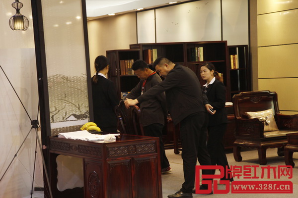 東陽紅博會上,觀展者認真觀看興成紅木家具 東陽紅博會上,觀展者認真觀看興成紅木家具
