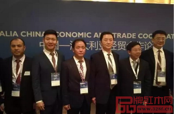 萬盛宇董事長蔣楨全（左一）隨中國經(jīng)貿(mào)代表團(tuán)出席中國—澳大利亞經(jīng)貿(mào)合作論壇