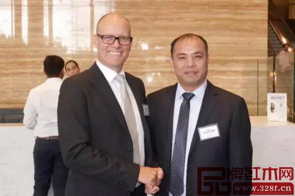 澳大利亞聯(lián)邦銀行行政總裁詹姆斯（左）與萬盛宇董事長蔣楨全合影