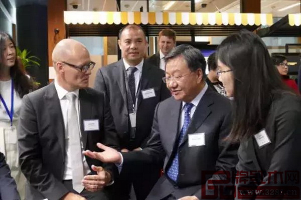 詹姆斯（左二）與中國國際商會(huì)會(huì)長姜增偉（右二）交流兩國經(jīng)貿(mào)合作