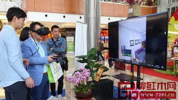 展會(huì)上顧客通過VR技術(shù)體驗(yàn)家具采購(gòu) 展會(huì)上顧客通過VR技術(shù)體驗(yàn)家具采購(gòu)