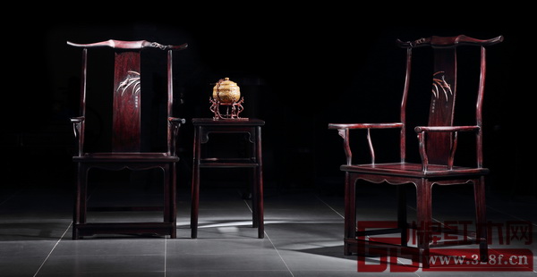 紅寶軒“大明雅韻”系列代表作《輝煌騰達(dá)休閑椅》摘得“杰出匠心工藝獎中式家具金獎”，成為閃耀“第37屆名家具展金羿盛典”唯一的紅木之