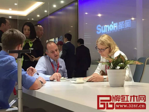 圣奧展館內(nèi)正在洽談業(yè)務(wù)的商戶 圣奧展館內(nèi)正在洽談業(yè)務(wù)的商戶