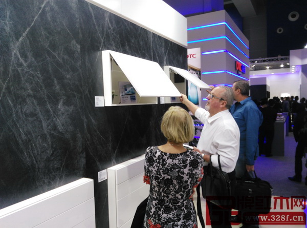 參觀者正在研究東泰的新品 參觀者正在研究東泰的新品