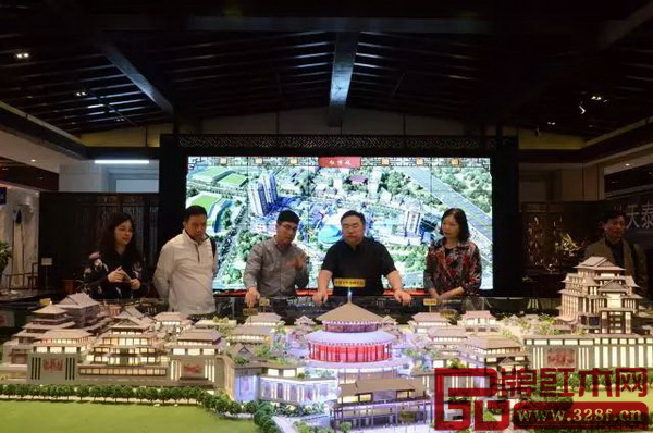 考察團(tuán)一行聽(tīng)取了紅博城工作人員對(duì)項(xiàng)目沙盤的介紹，了解紅博城的基本概況和建設(shè)理念 