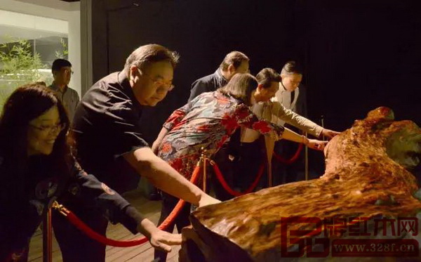 考察團(tuán)一行參觀千年走一回博物館內(nèi)的黃花梨館