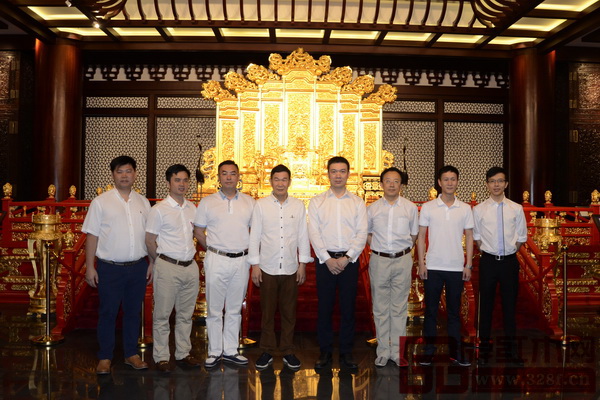 全聯(lián)藝術紅木家具專委會專家顧問李凱夫（右三）、全聯(lián)藝術紅木家具專委會執(zhí)行會長林偉華（左二），全聯(lián)藝術紅木家具專委會主席團單位——中山區(qū)氏臻品董事長區(qū)勝春（左四）、總經理區(qū)錦澤（右二），東莞國壽紅木副董事長陳淦凡（左三）、副總經理王耀佳（左一）與廣州永華紅木副總經理邱志坤（右四）、陳國偉（右一）在永華紅木藝術館內合影留念