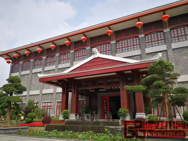 恢弘大氣的永華紅木藝術館給全聯(lián)藝術紅木家具專委會一行留下了深刻印象