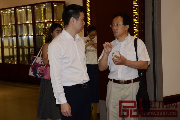 全聯(lián)藝術紅木家具專委會專家顧問李凱夫（右）與永華紅木副總經理邱志坤討論藝術館的運營問題