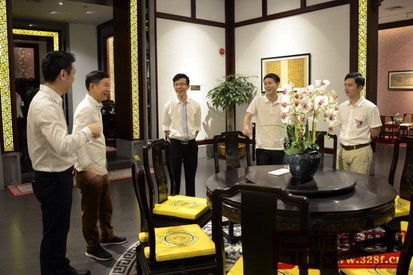 永華紅木副總經理邱志坤（左一）、陳國偉（左三）與區(qū)氏臻品董事長區(qū)勝春（左二）、總經理區(qū)錦澤（右二），以及全聯(lián)藝術紅木家具專委會執(zhí)行會長林偉華暢談紅木家具制造工藝精髓