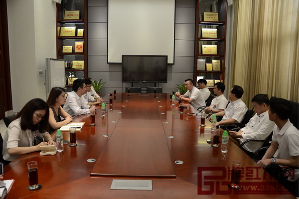 全聯(lián)藝術紅木家具專委會互訪團在永華紅木會議室內召開座談會，暢談紅木家具企業(yè)的傳承與發(fā)展