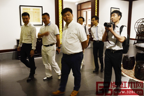 在參觀過程中，永華紅木副總經理邱志坤（前排左一）、陳國偉（后排右二）與全聯(lián)藝術紅木家具專委會專家顧問李凱夫（后排右三），以及國壽紅木副董事長陳淦凡（前排中）、副總經理王耀佳（右一）就營銷管理、展廳氛圍布置等問題進行了詳盡的討論