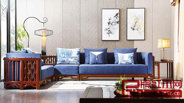 整個客廳的大部分墻面運用淺灰色調(diào)，家具材色偏紅色系，局部的軟織品采用飽和度較高的藍色，營造出一派素雅清新的居家氛圍（地天泰?國風供圖）